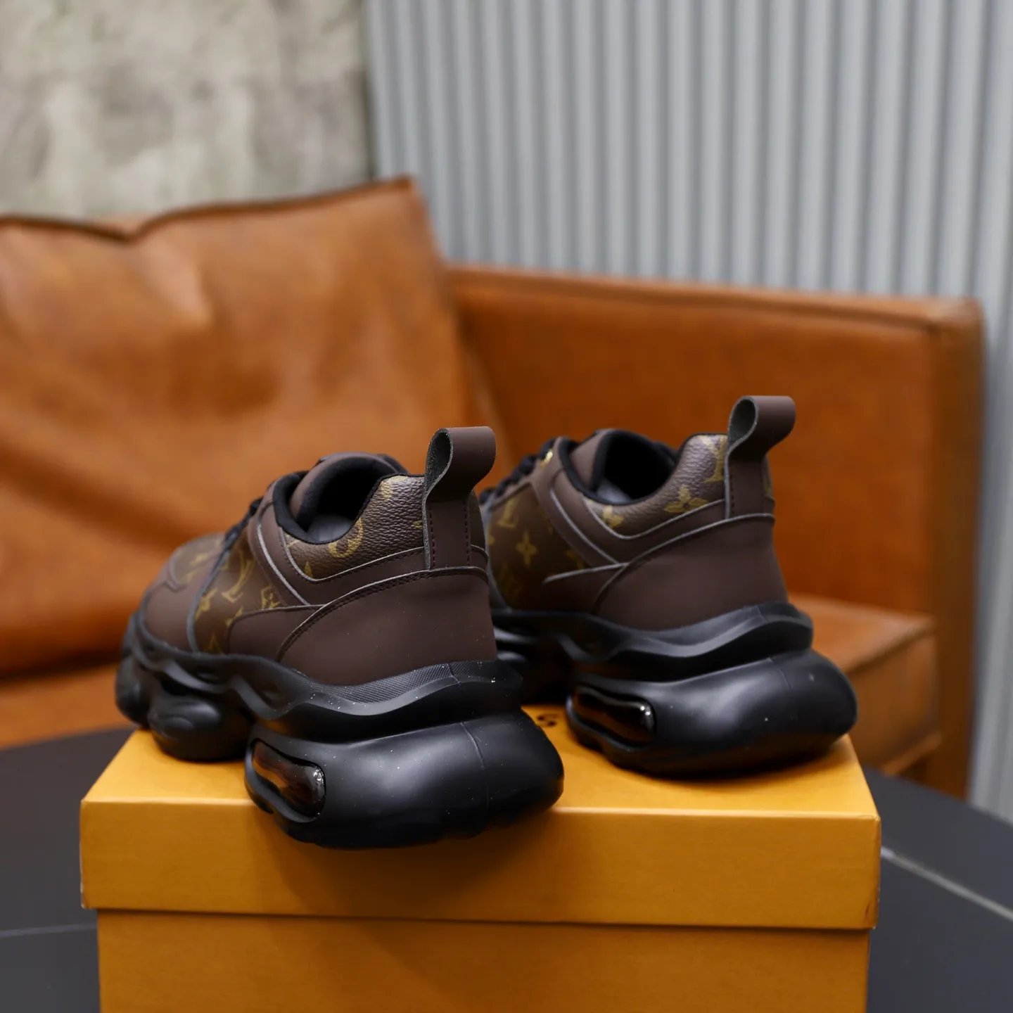 Ex-factory price: 462💰🙅‍♂️🙅‍♂️🙅‍♂️ Brand: Louis Vuitton Standard code: 38-44 (45 customized) Grade: Same as the official website Material: Original cowhide splicing fabric Comfortable and breathable lining Lightweight, soft and wear-resistant outsole Style category: Men's fashionable casual shoes Running sneakers Distinguished luxury brand elements Top luxury Color: actual picture color